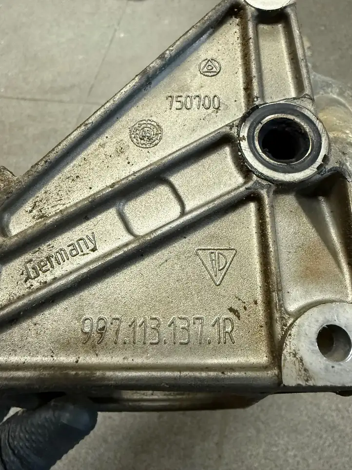 Porsche Boxster 987 (2005 - 2012) 9971131371R Кронштейн насоса вторичного воздуха — фото 3