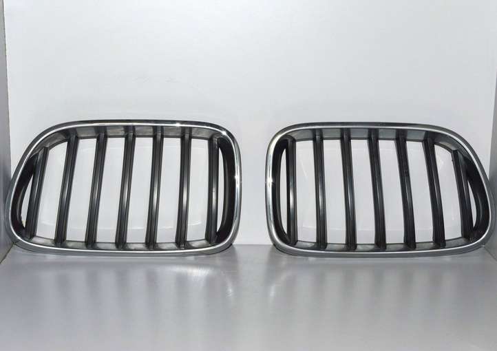 BMW X3 F25 (2010 - 2017)  51117237422 Передняя решётка