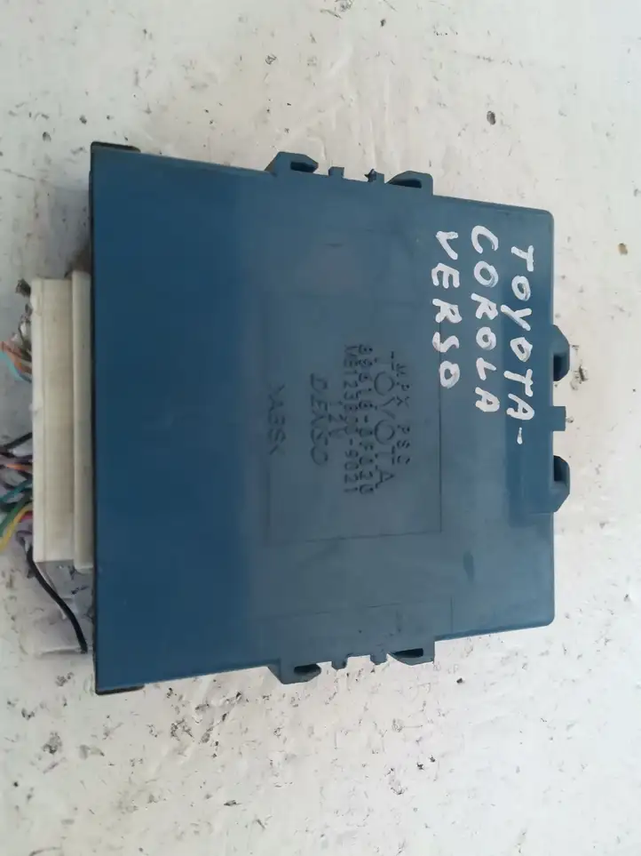 Toyota Corolla Verso AR10 (2004 - 2009) 896180F020 Блок управления зажиганием — фото 1