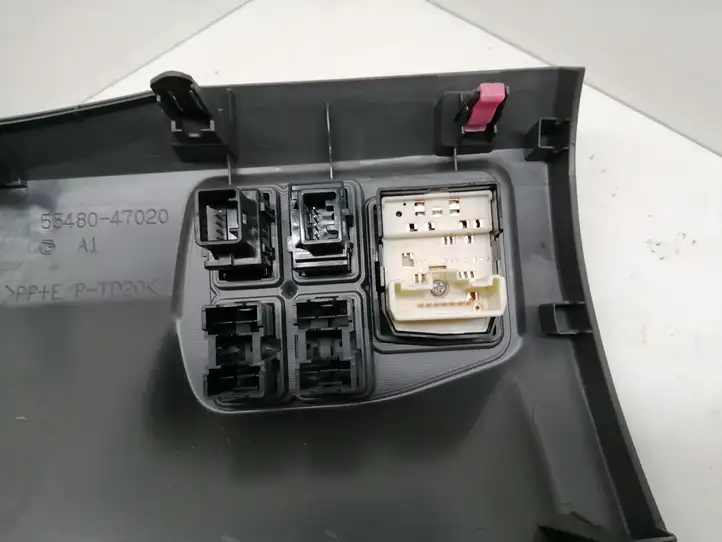 Toyota Prius (XW30) (2009 - 2015) 5548047020 Нижняя отделка панели приборов — фото 2