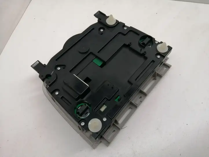 Toyota Prius (XW30) (2009 - 2015) 1D153044G Передняя подсветка — фото 3
