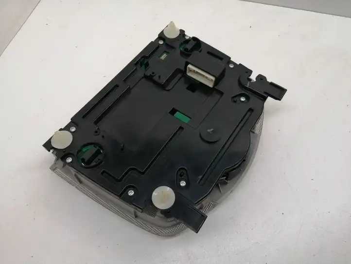 Toyota Prius (XW30) (2009 - 2015) 1D153044G Передняя подсветка — фото 4