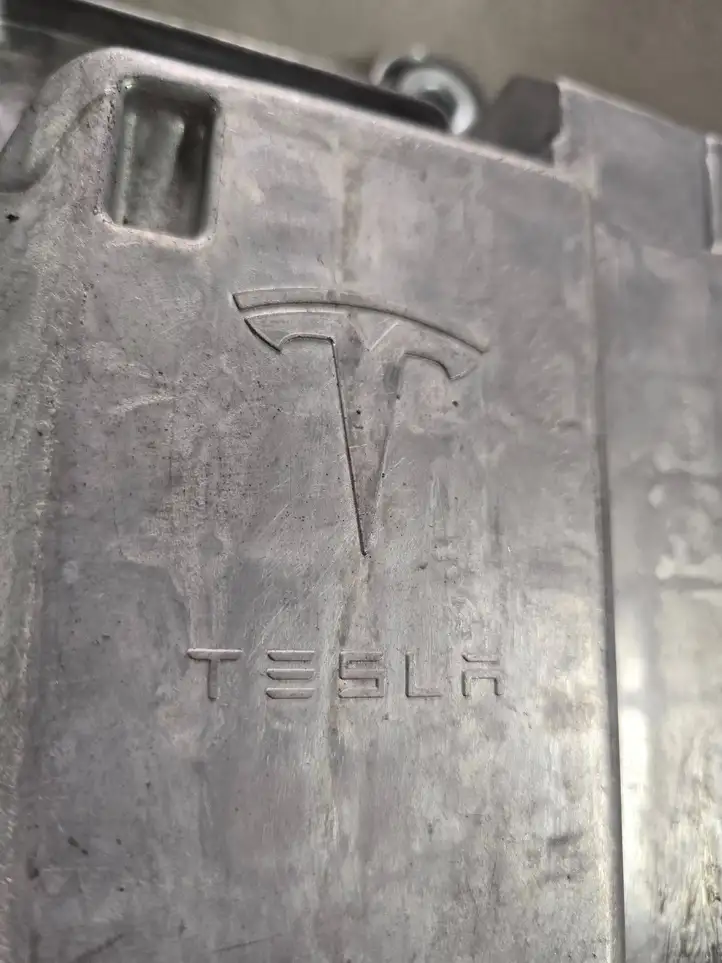 Tesla (2020 - ) P111818272H Блок управления пневмоподвеской — фото 2
