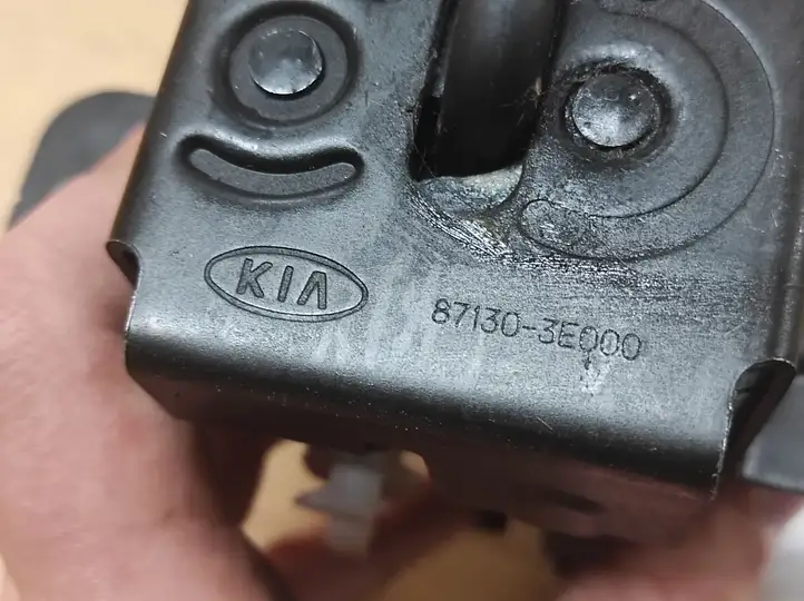 Kia Sorento (2002 - 2006) 871303E000 Замок заднего стекла — фото 3