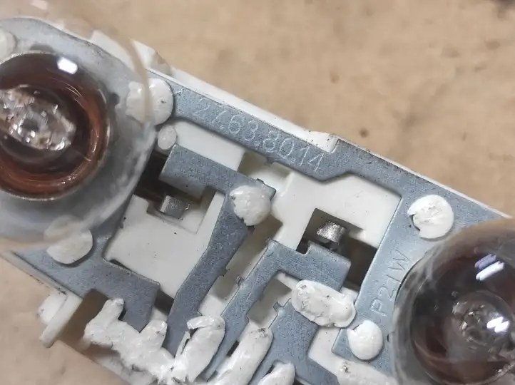 BMW 3 E90 E91 (2005 - 2012) 6937474 Держатель лампы заднего фонаря — фото 2