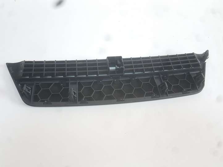 Audi A4 (2007 - 2011)  8H0819635D Воздушная решётка окна