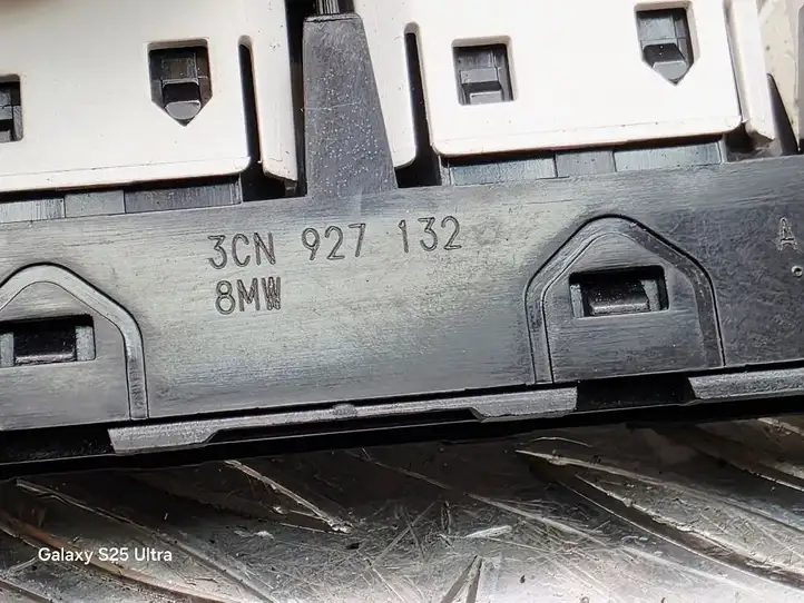 Volkswagen (2018 - ) 3CN927132 Кнопка обогрева рулевого колеса — фото 3