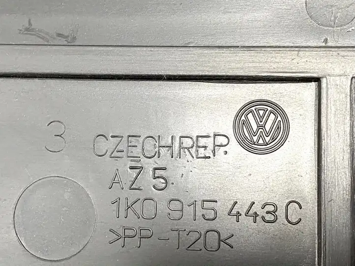 Skoda Superb B6 (3T) (2008 - 2015) 1K0915443C Крышка ящика аккумулятора — фото 3