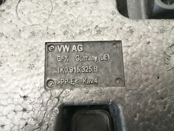 Volkswagen PASSAT B7 (2011 - 2014) 1K0915325B Площадка аккумулятора — фото 4