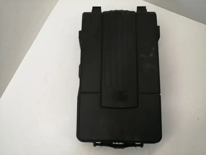 Volkswagen PASSAT B7 (2011 - 2014) 3C0915443A Крышка ящика аккумулятора — фото 1