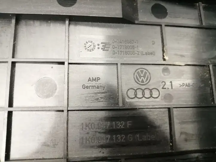 Volkswagen PASSAT B7 (2011 - 2014) 1K0937132F Крышка ящика предохранителей — фото 4