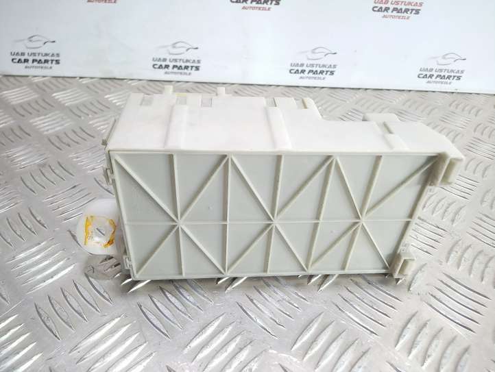 Toyota RAV 4 (XA20) (2000 - 2005)  8273342060 Блок предохранителей