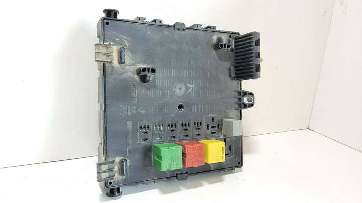 Opel Vectra (2002 - 2005)  13170890 Блок предохранителей
