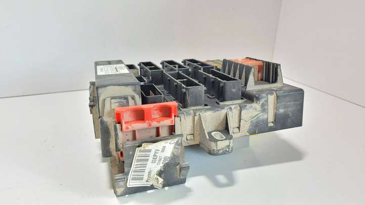 Opel Vectra (2002 - 2005)  13170890 Блок предохранителей