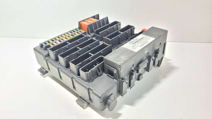 Opel Vectra (2002 - 2005)  13170890 Блок предохранителей