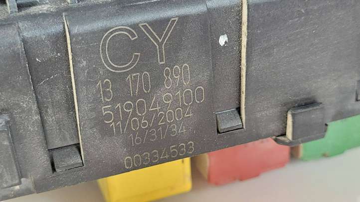 Opel Vectra (2002 - 2005)  13170890 Блок предохранителей