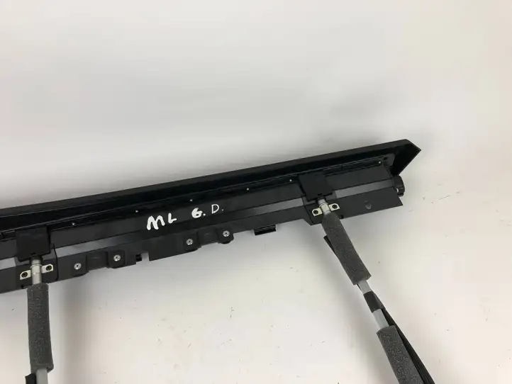 Maserati (2019 - ) 088220001701 Солнцезащитная шторка задней двери — фото 9