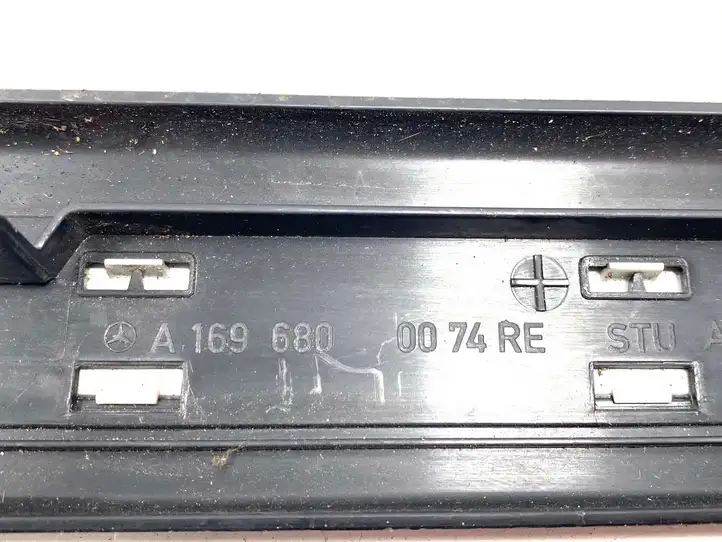 Mercedes-Benz A W169 (2004 - 2012) A1696800074 Внутренняя отделка переднего порога — фото 5