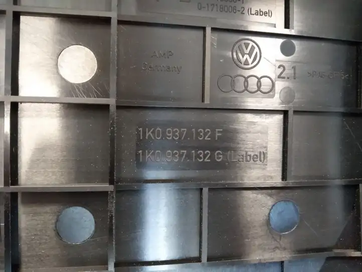 Volkswagen Tiguan (2007 - 2011) 1K0937132F Крышка ящика предохранителей — фото 3