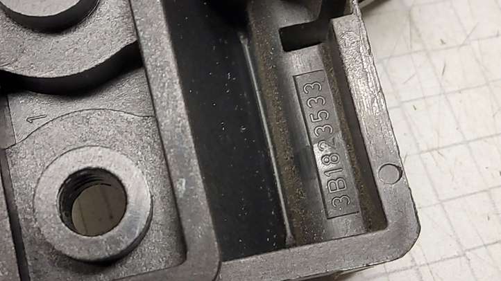 Volkswagen PASSAT B5.5 (2001 - 2005)  3B1823533 Ручка капота