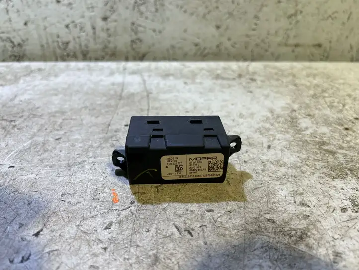 Jeep Grand Cherokee WL (2021 - ) 68422663AB USB модуль — фото 2