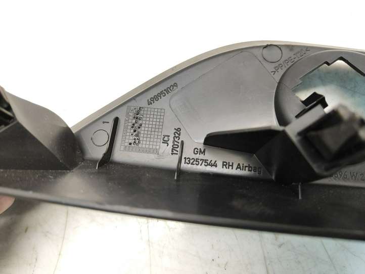 Opel Astra (2009 - 2012)  13257544 Отделочный щит панели (боковой)