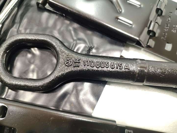 Audi Q5 (2008 - 2012)  7L0860321A Комплект инструментов