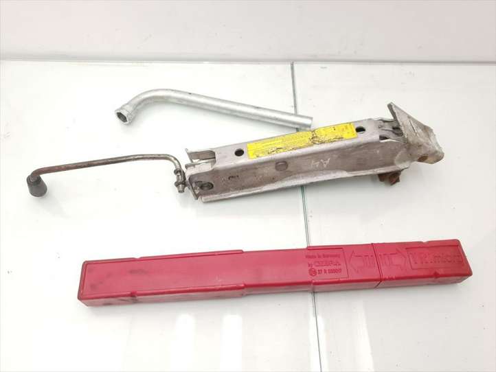 Audi A4 (2000 - 2006)  8EO011031D Домкрат (данкрат)