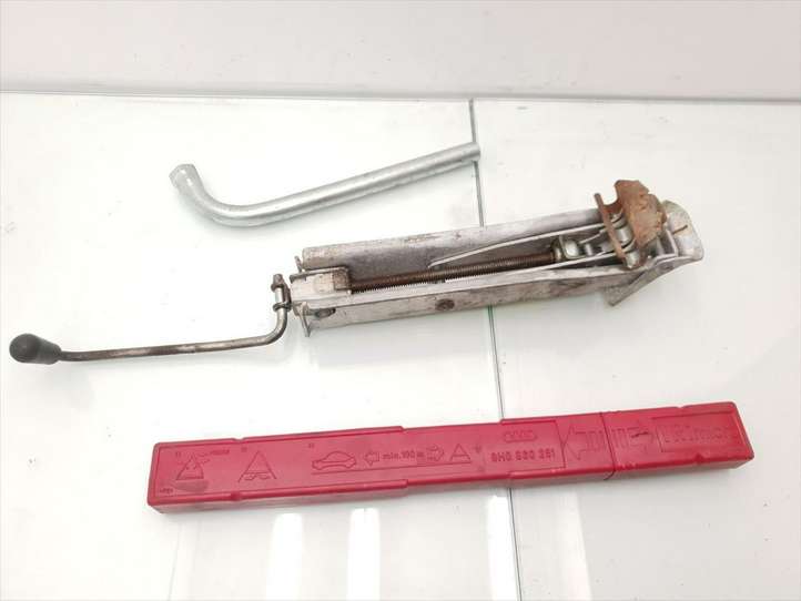 Audi A4 (2000 - 2006)  8EO011031D Домкрат (данкрат)