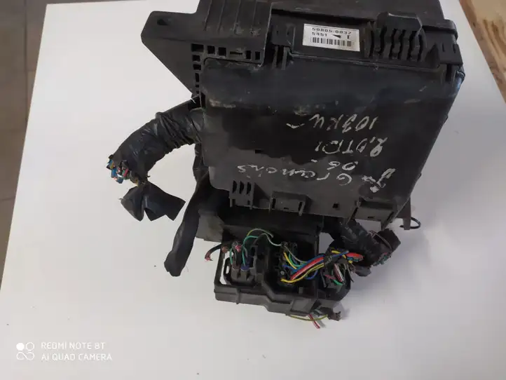 Mitsubishi Grandis (2003 - 2012) 508050032 Блок предохранителей — фото 2