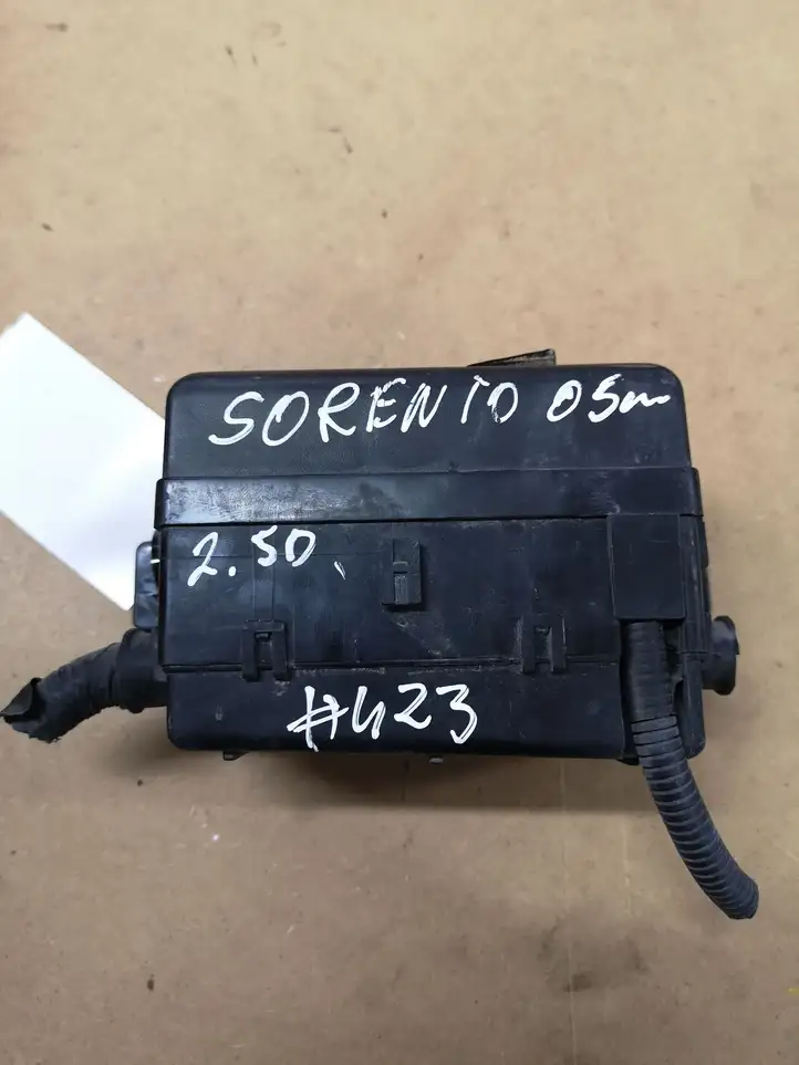 Kia Sorento (2002 - 2006) 0K53A67BX1 Блок монтирования реле — фото 1