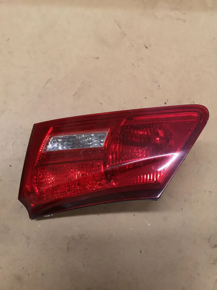 Lexus IS 220D-250-350 (2005 - 2010) Задний фонарь в крышке багажника — фото 1