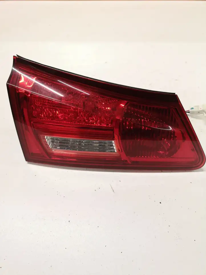 Lexus IS 220D-250-350 (2005 - 2010) Задний фонарь в крышке багажника — фото 1