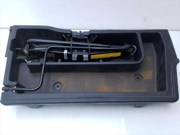 Toyota Corolla E120 E130 (2000 - 2004)  64995-13030 Комплект инструментов