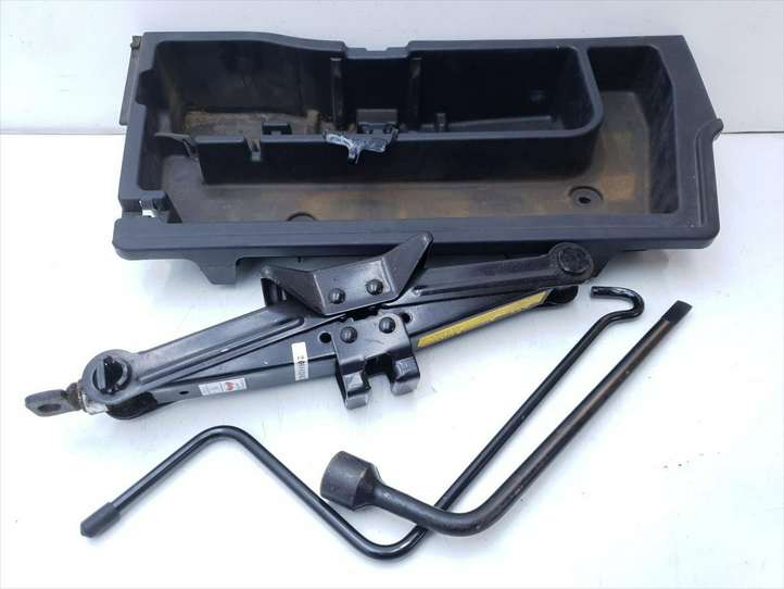 Toyota Corolla E120 E130 (2000 - 2004)  64995-13030 Комплект инструментов