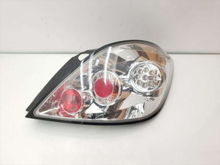 Opel Astra (2004 - 2009)   Задний фонарь в кузове