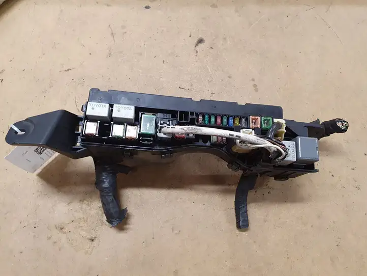 Toyota Avensis T250 (2006 - 2009) Блок предохранителей — фото 1