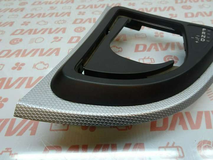 BMW 1 E81 E87 (2004 - 2011)  7111121 Рамка рычага переключения передач