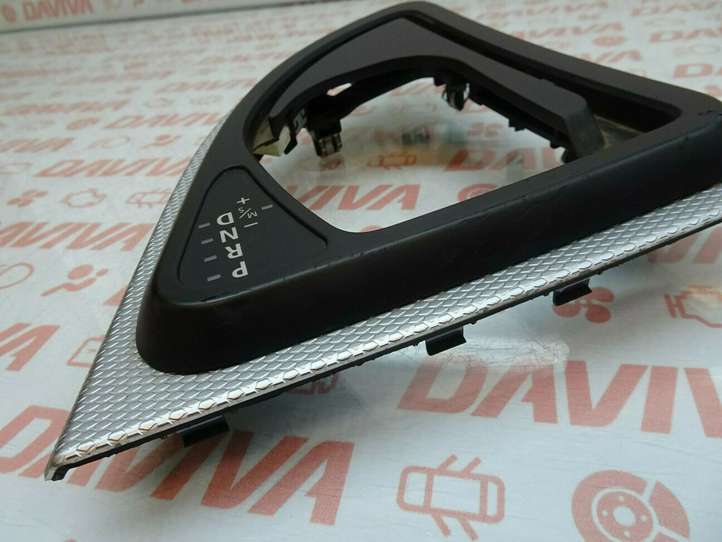 BMW 1 E81 E87 (2004 - 2011)  7111121 Рамка рычага переключения передач