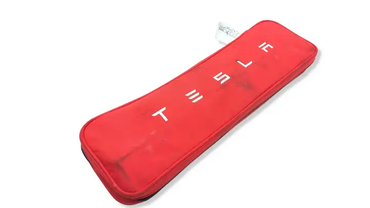 Tesla (2020 - ) P147507600C Автомобильная аптечка — фото 1