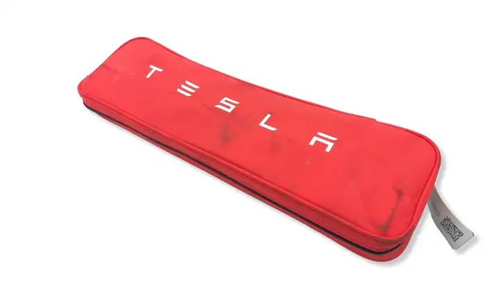 Tesla (2020 - ) P147507600C Автомобильная аптечка — фото 2