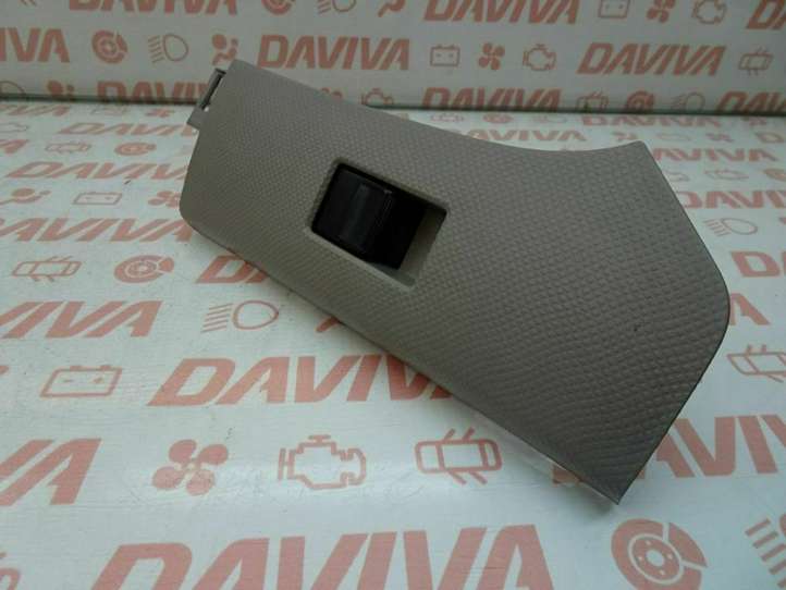 Toyota Yaris (2009 - 2012)  74232-0D090 Отделка кнопок стеклоподъемника 