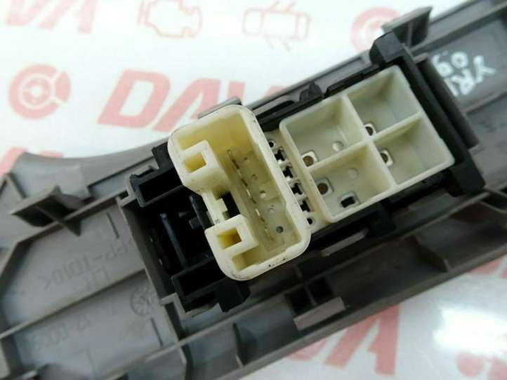 Toyota Yaris (2009 - 2012)  74232-0D090 Отделка кнопок стеклоподъемника 