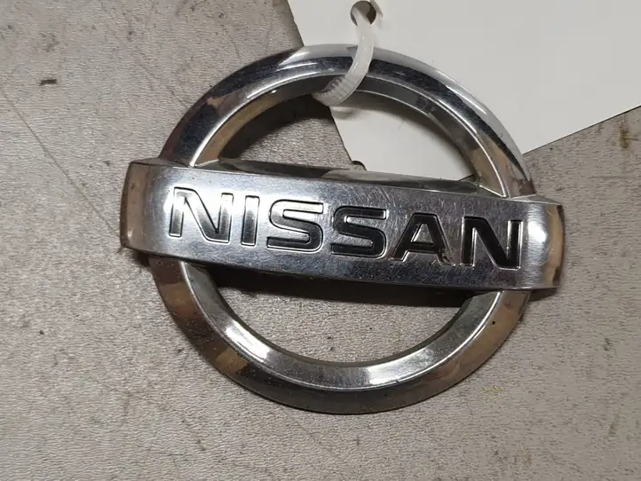 Nissan Primera (2001 - 2008) 8H700 Эмблема производителя — фото 1