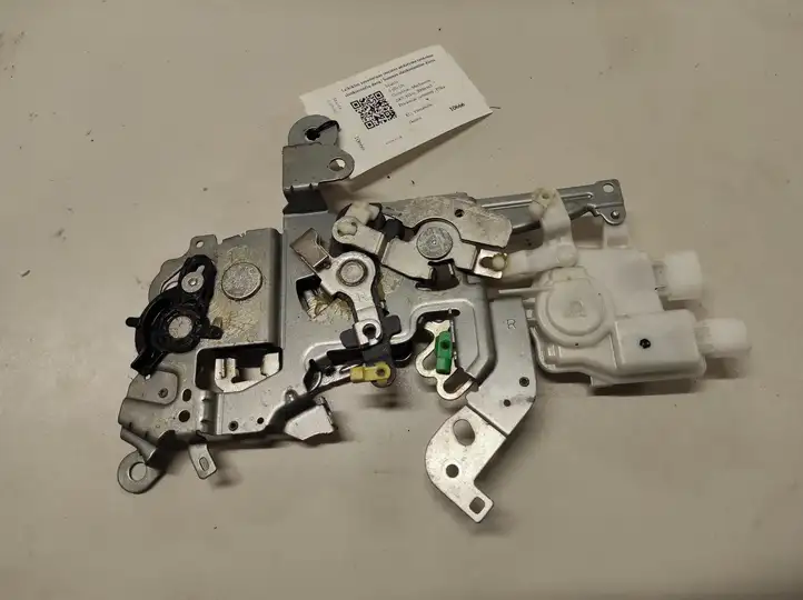 Mazda 5 (2005 - 2010) Крепление наружной ручки раздвижной двери — фото 2