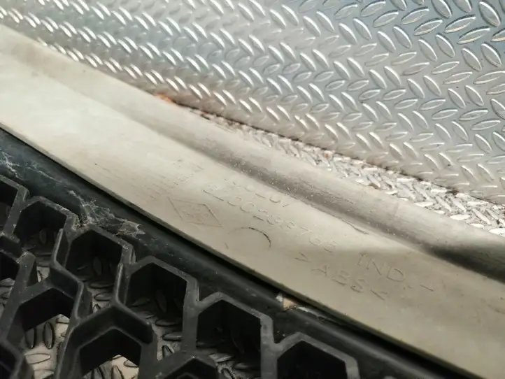 Renault Master II (2004 - 2010) 8200233765 Передняя решетка — фото 1