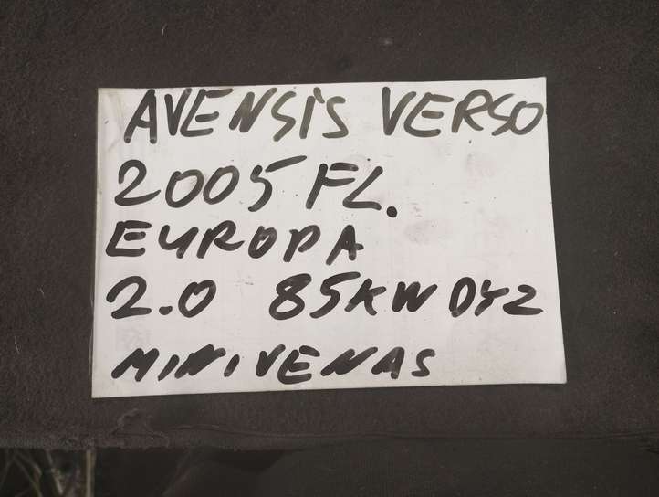 Toyota Avensis Verso (2004 - 2009)   Задний ремень безопасности