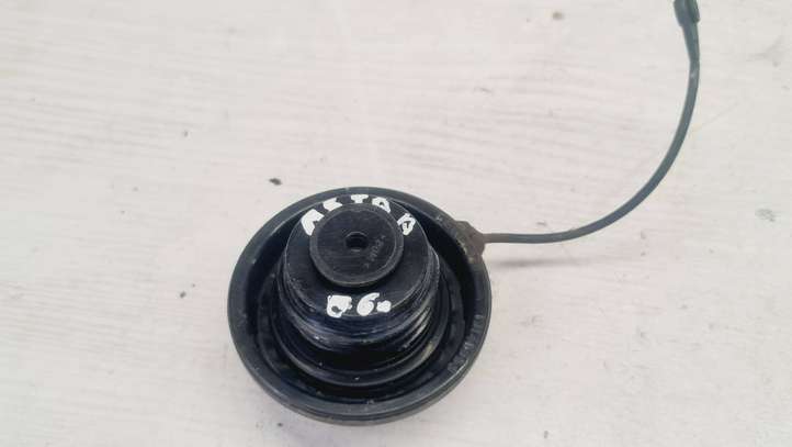 Opel Astra (2004 - 2009)  13140958 Закручивающаяся крышка