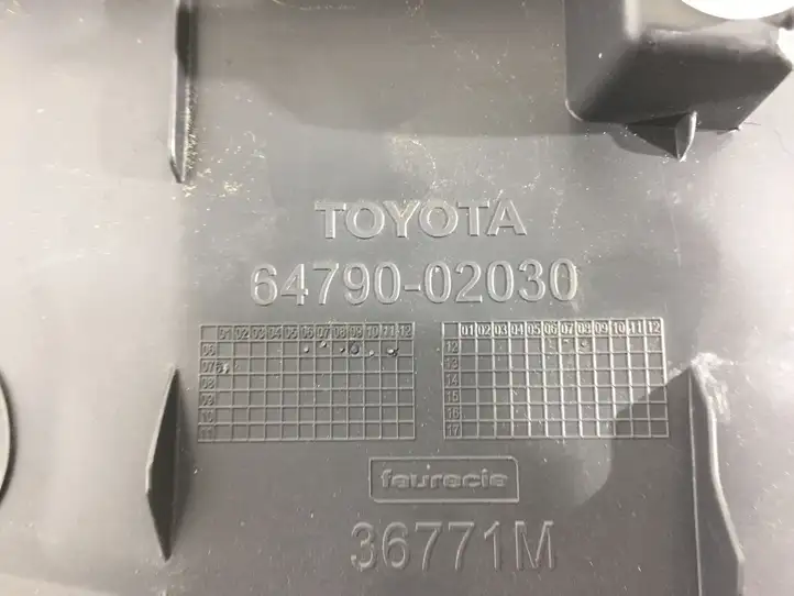Toyota Auris 150 (2006 - 2012) 6479002030 Прочая отделка багажника — фото 3