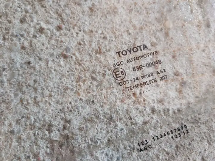 Toyota Yaris (2014 - 2019) Стекло задней двери — фото 2
